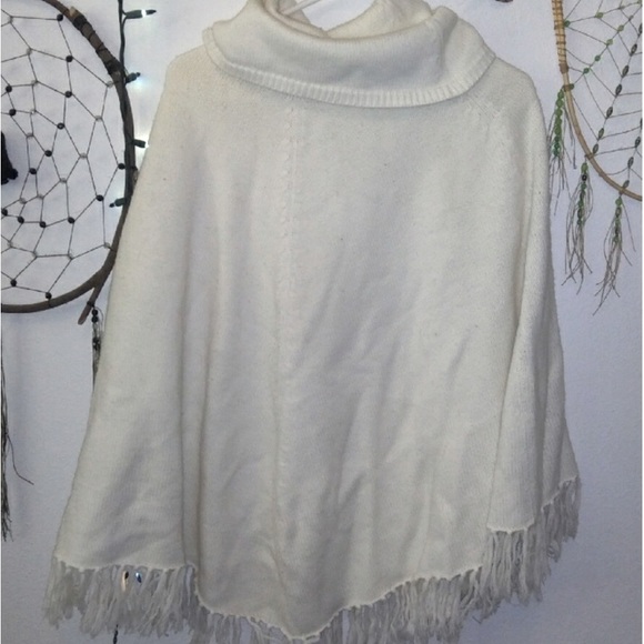 Soft Fringed Poncho M petite. - Picture 3 of 4